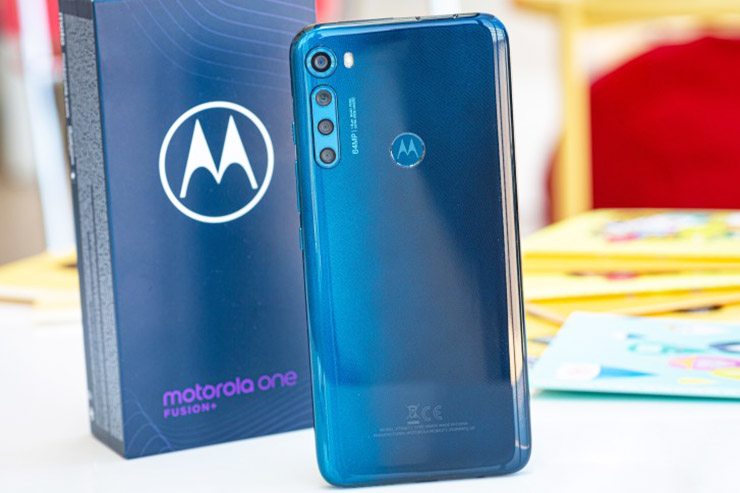 Motorola One Fusion+ вид сзади
