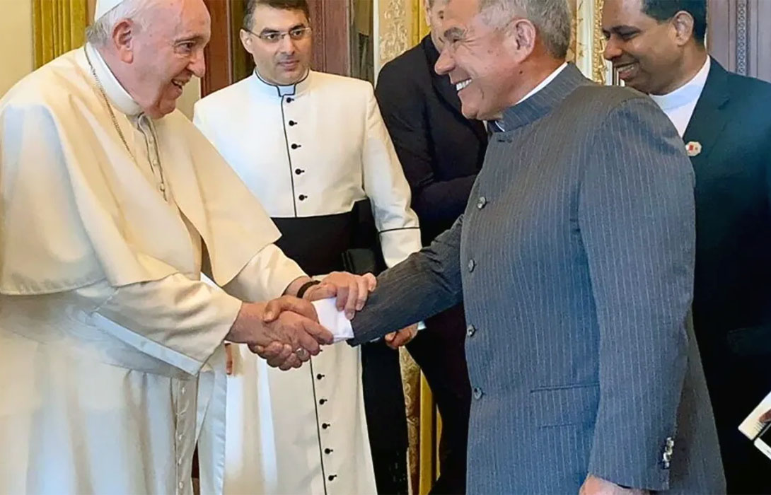 Рустам Минниханов и Папа Римский Франциск - рукопожатие